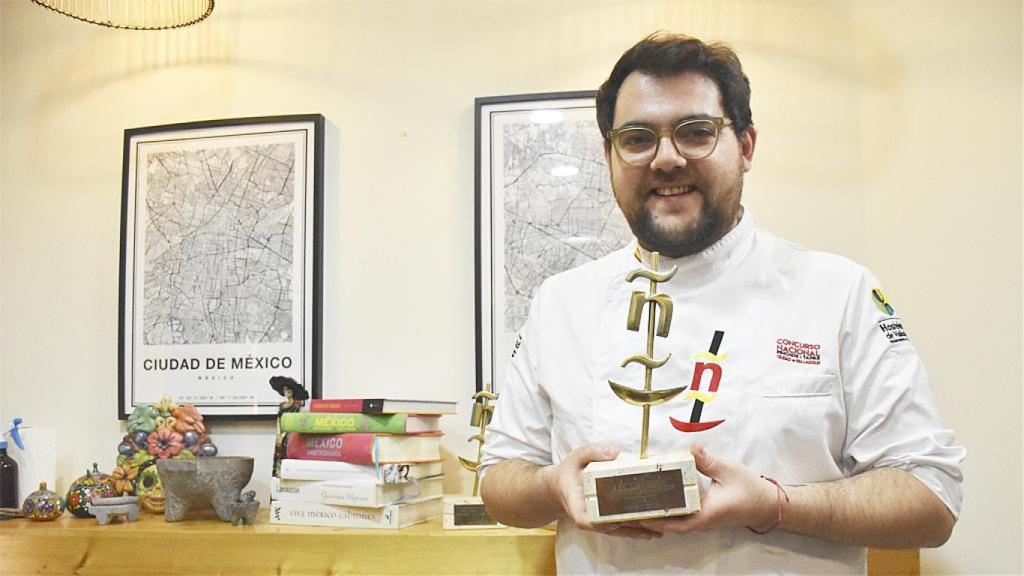 Alejandro con su último premio