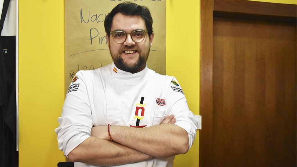 Alejandro atiende a EL ESPAÑOL de Castilla y León en su restaurante