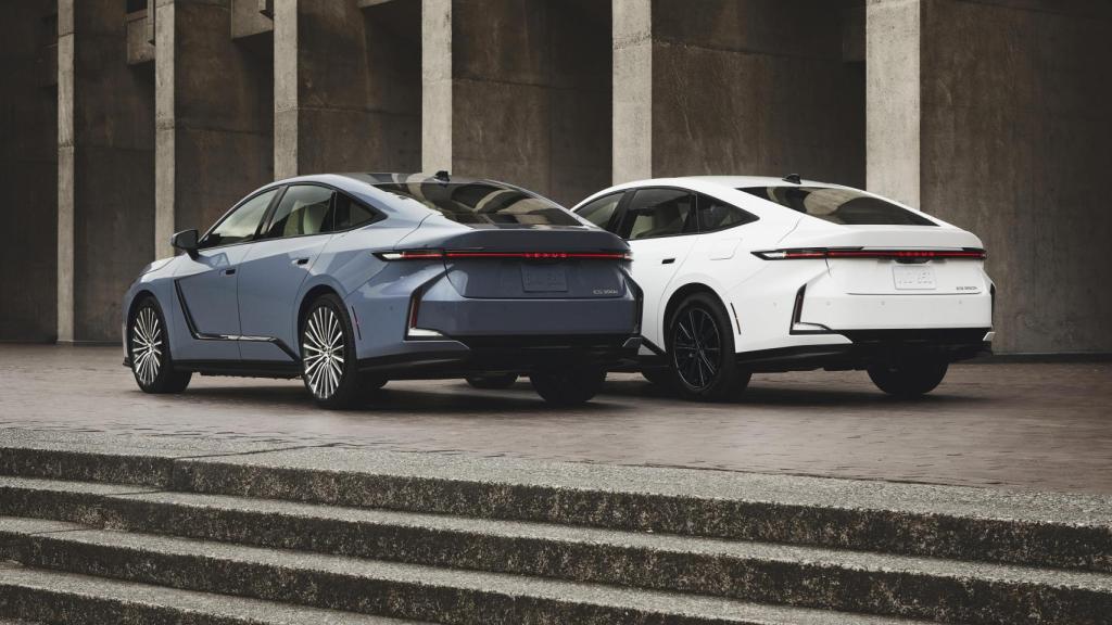 Vista tres cuartos delantera de las versiones eléctricas del Lexus ES 350e