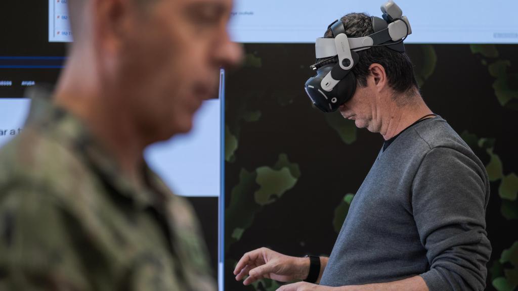 Gustavo Medina prueba el sistema ARES (Advanced Reality Extended System), la plataforma inmersiva multiusuario de XRF para la cual se requieren unas gafas de realidad virtual.