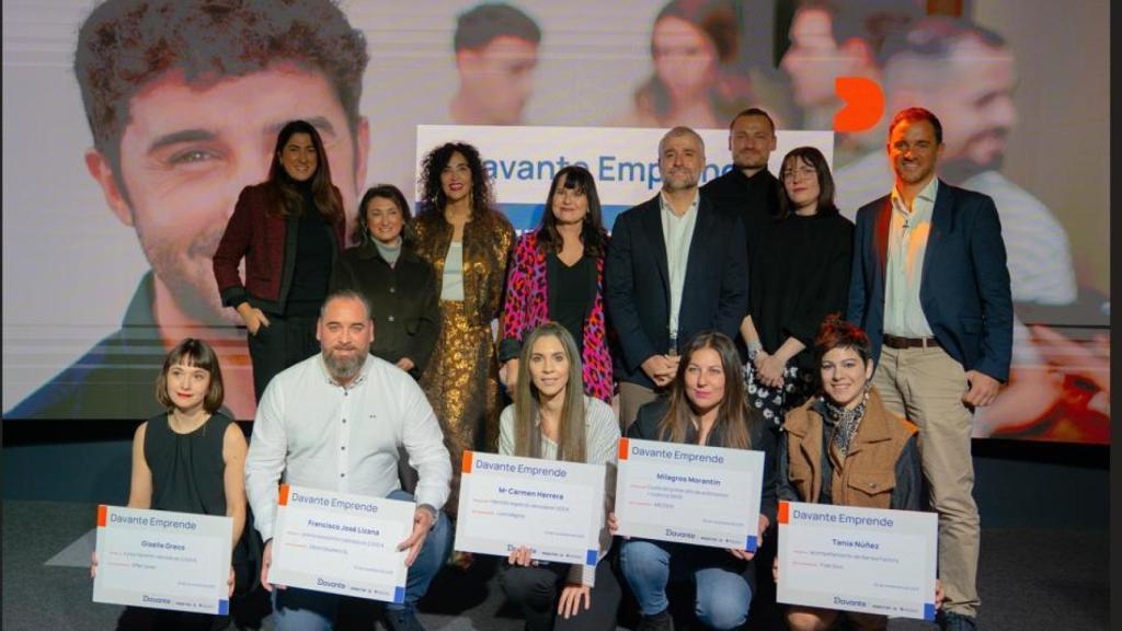 Fotografía de familia de los ganadores, miembros del jurado y el CEO de Davante