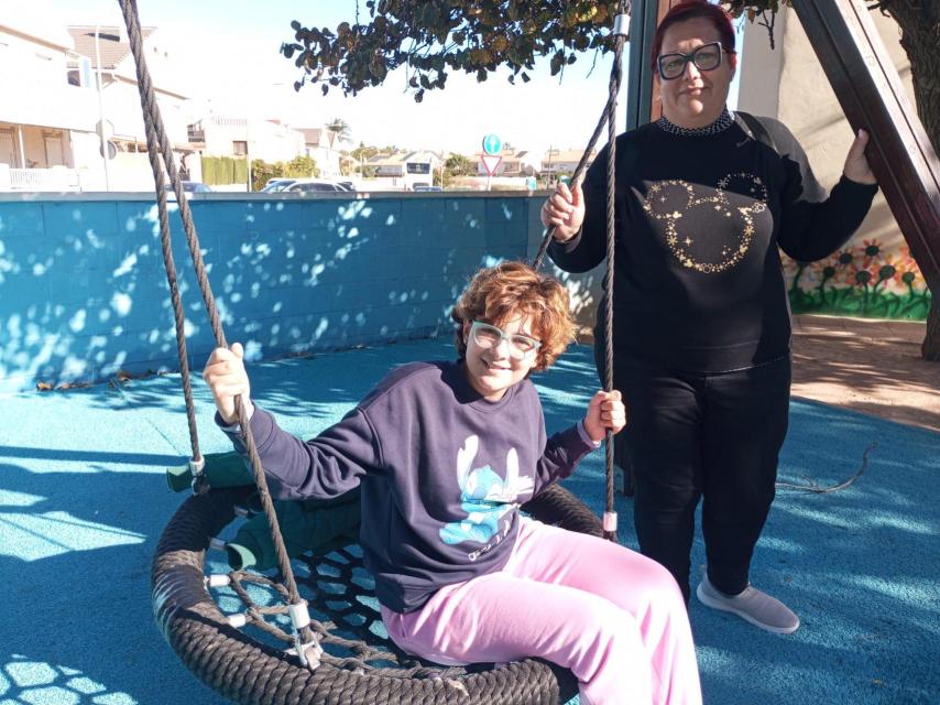 Emma, este jueves, en el columpio de un parque de San Javier, junto a su madre, María.