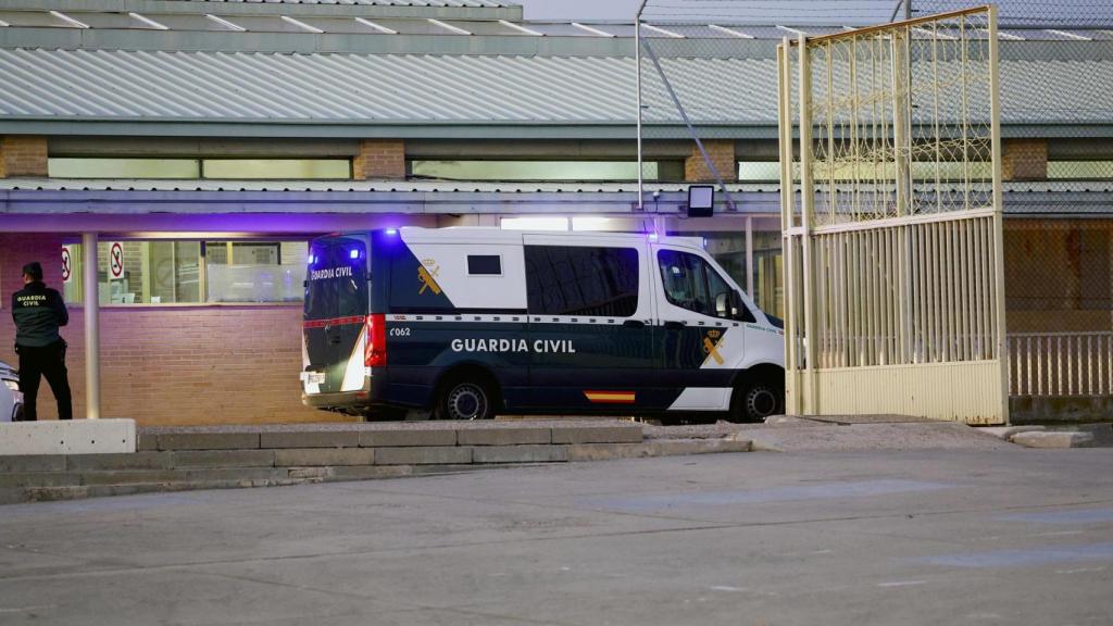 Vista del furgón policial que ha trasladado a José Luis Ábalos y Koldo García para ingresar este jueves en la cárcel de Soto del Real.