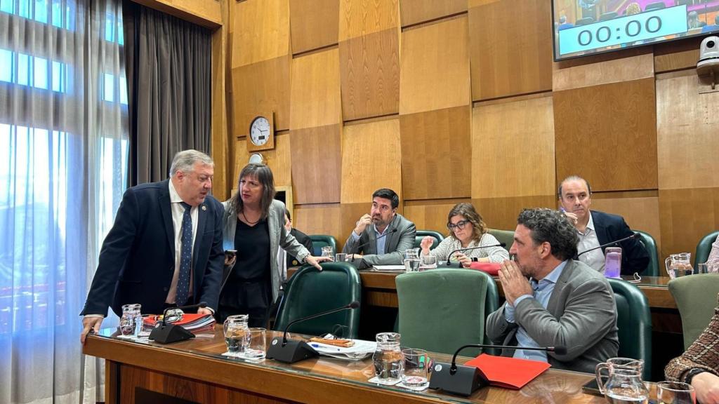 La bancada de la izquierda, con Gómez Gámez junto a la portavoz, Lola Ranera.