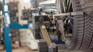 Un coche en un taller mecánico.