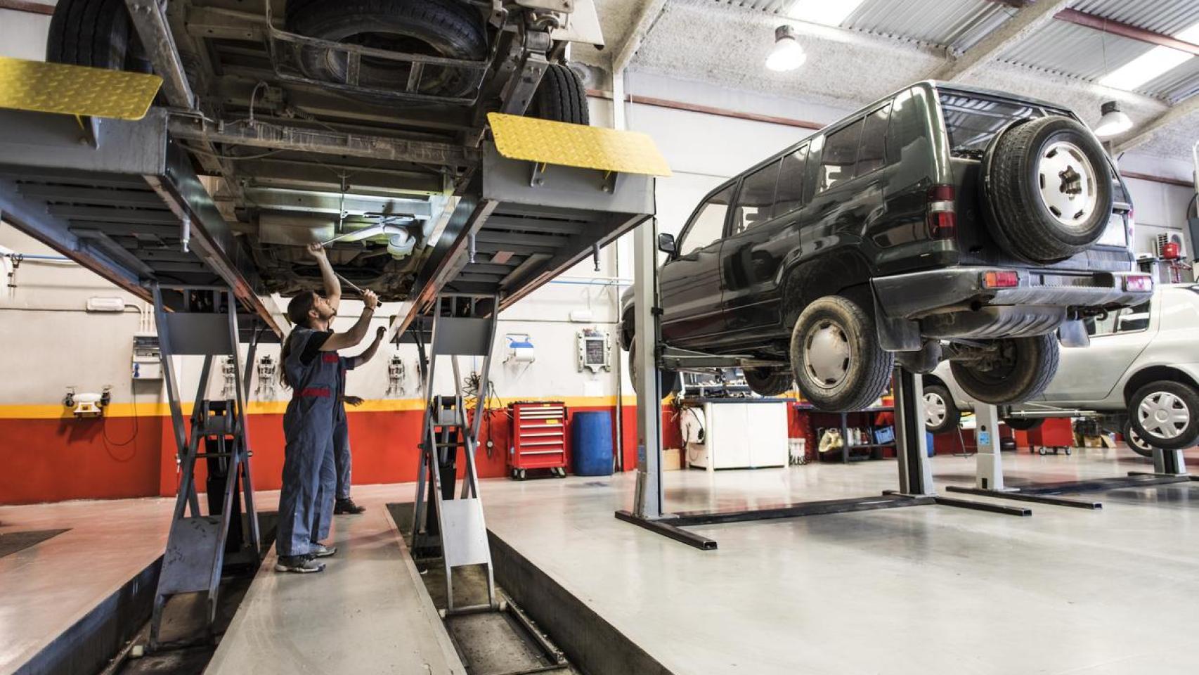 Un grupo de mecánicos trabajando en un taller.