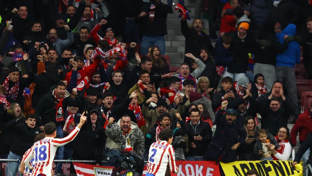 La afición del Atlético de Madrid celebra el gol de la victoria de Giménez ante el Inter de Milán.