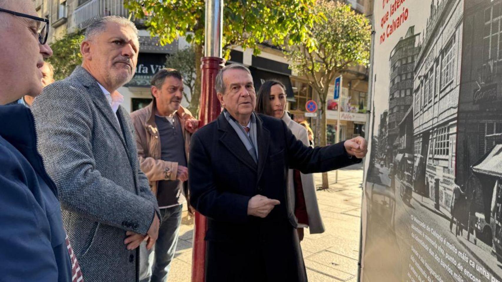 Caballero, durante su visita a la exposición del Mercado do Calvario
