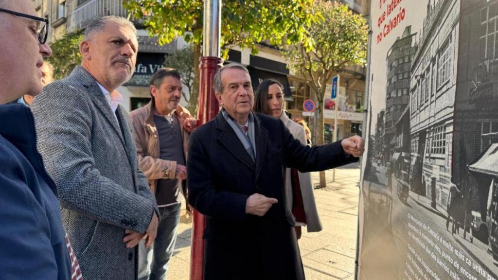 Caballero, durante su visita a la exposición del Mercado do Calvario