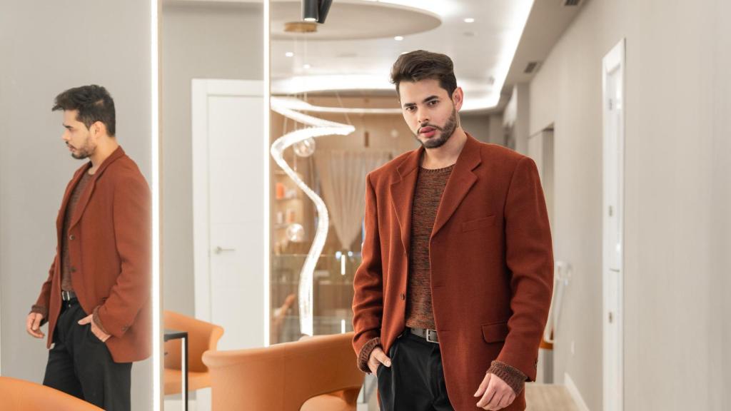 Eduardo Ferreira y, al fondo, la lámpara que simboliza el cabello de una mujer.