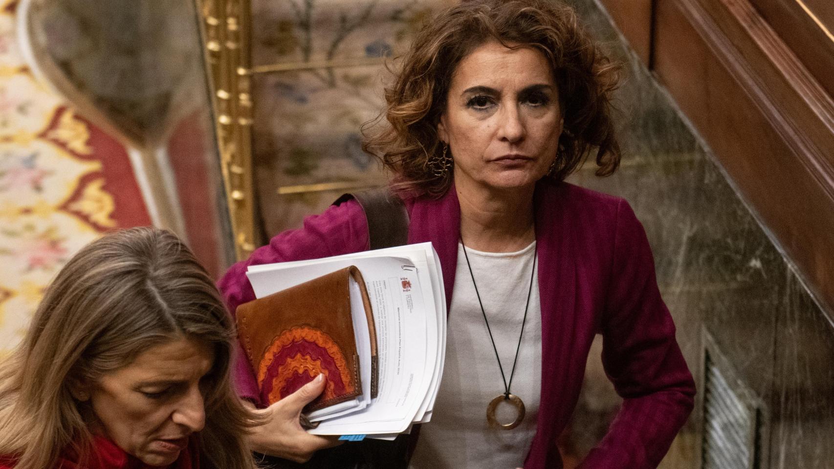 Yolanda Díaz y María Jesús Montero, vicepresidenta segunda y vicepresidenta primera, en el Congreso.