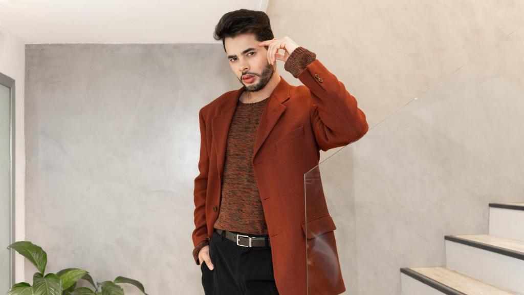 Eduardo Ferreira en su salón de belleza.