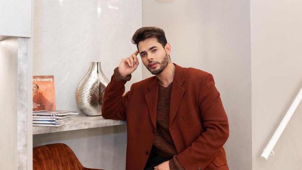 Eduardo Ferreira en el interior de su salón de belleza.