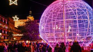 Detalla de la iluminación navideña de la plaza de Zocodover, en Toledo.