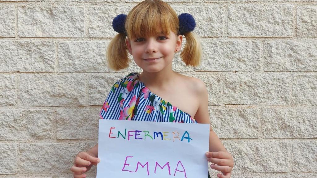 Emma, en su graduación de Infantil, mostrando la profesión a la que se quiere dedicar cuando sea adulta.