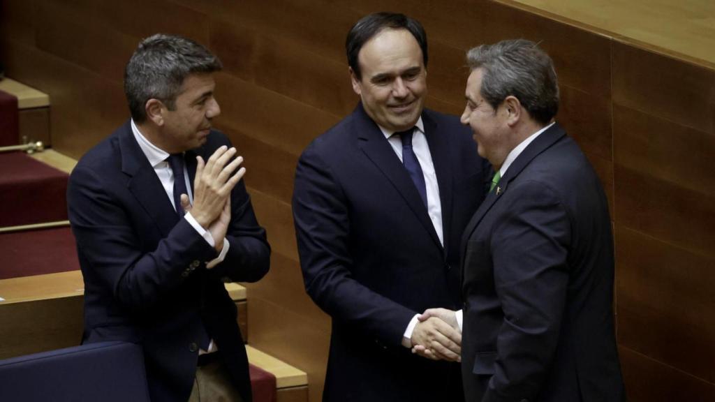 Pérez Llorca junto a Carlos Mazón saluda al portavoz de Vox, José María Llanos. José Cuéllar / Corts