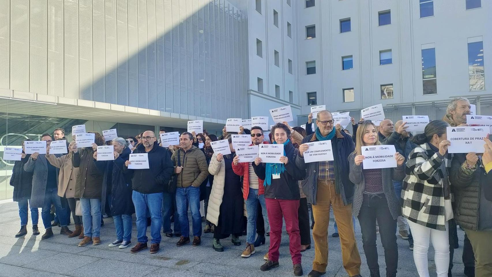 Concentración de funcionarios ante la Ciudad de la Justicia de Vigo, a 27 de noviembre de 2025