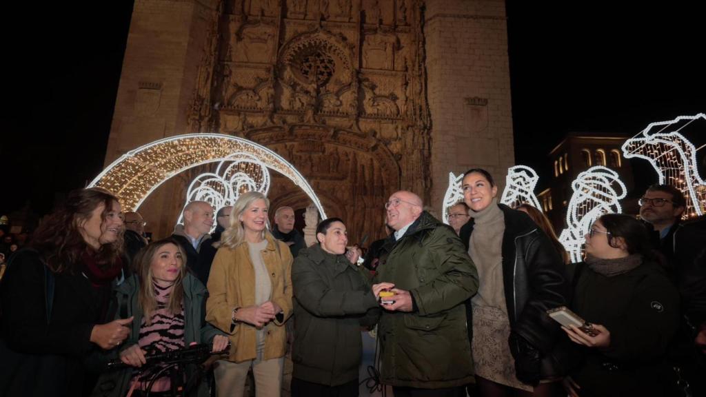 El alcalde Jesús Julio Carnero, acompañado por la boxeadora vallisoletana Isa Rivero, ha inaugurado el encendido navideño.