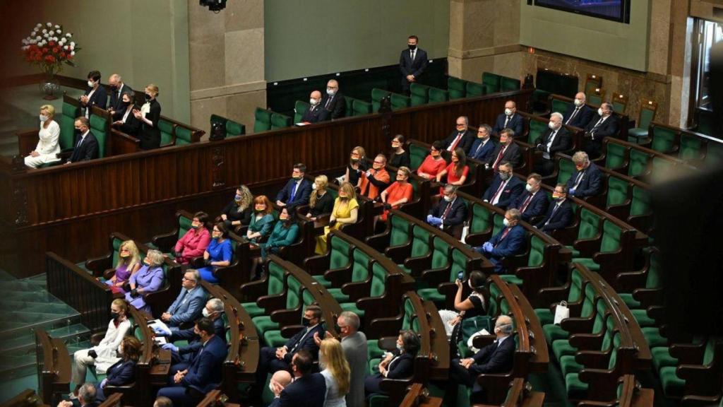 El grupo de diputadas que formó la bandera arcoiris en el Parlamento de Polonia.