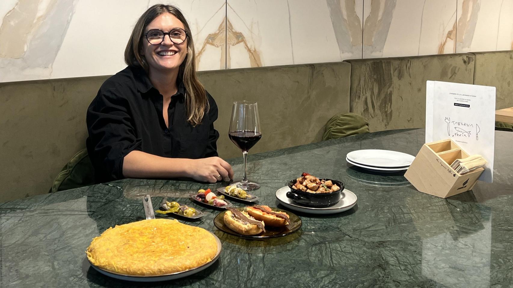 Belén Alonso en su rincón favorito de Taberna O Freixo con varios de los platos.