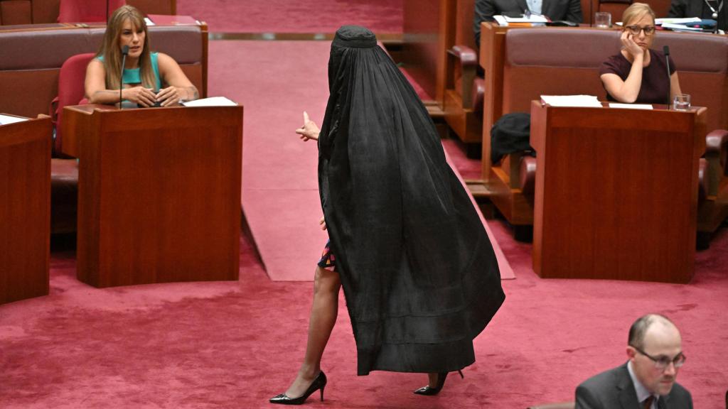 Pauline Hanson, antes de suspendida por entrar al Senado con un burka.