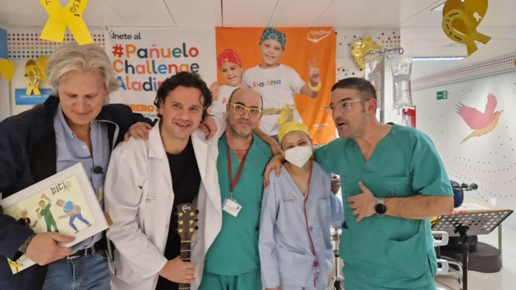 El doctor César Salcedo, con la guitarra en la mano, junto a otros compañeros que han cuidado de Emma en La Arrixaca.