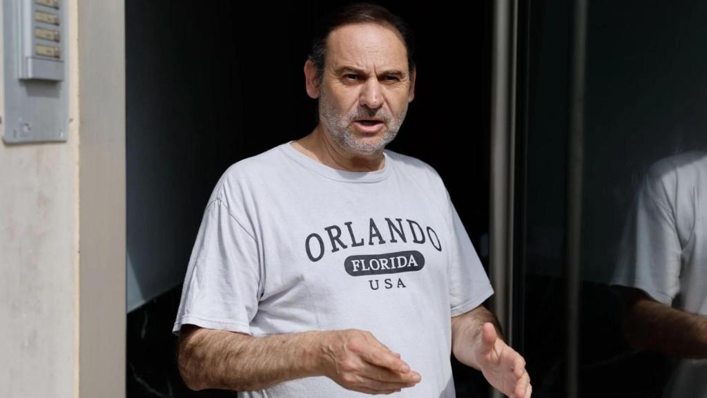 El exministro José Luis Ábalos, el día en que la UCO registró su vivienda en Valencia, en junio pasado.