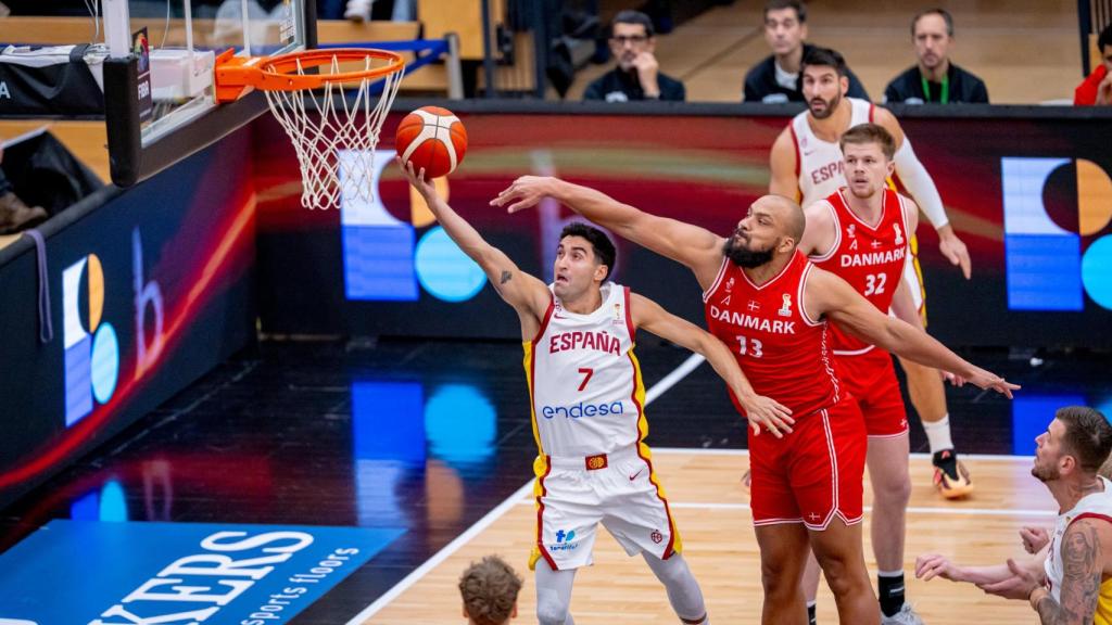 Jaime Fernández mete una canasta durante el partido.