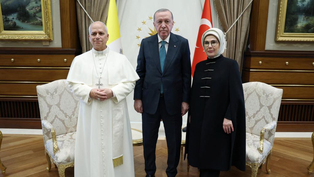 O Papa Leão XIV posa com o presidente turco Tayyip Erdogan e sua esposa Emine durante encontro no Palácio Presidencial esta quinta-feira em Ancara.