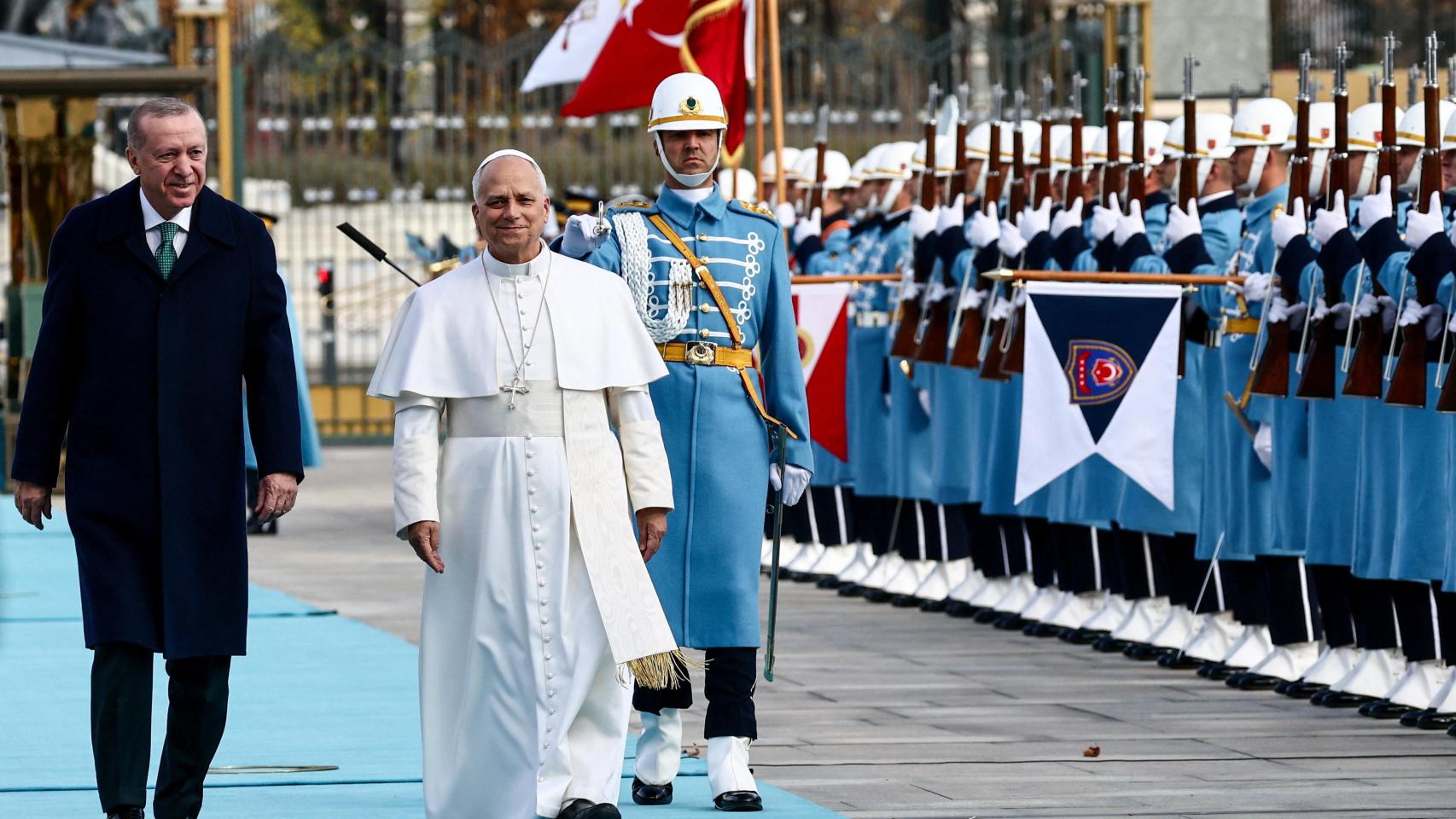 El papa León XIV y el presidente turco Tayyip Erdogan pasan revista a la guardia de honor durante el desfile de bienvenida en el Palacio Presidencial en Ankara.