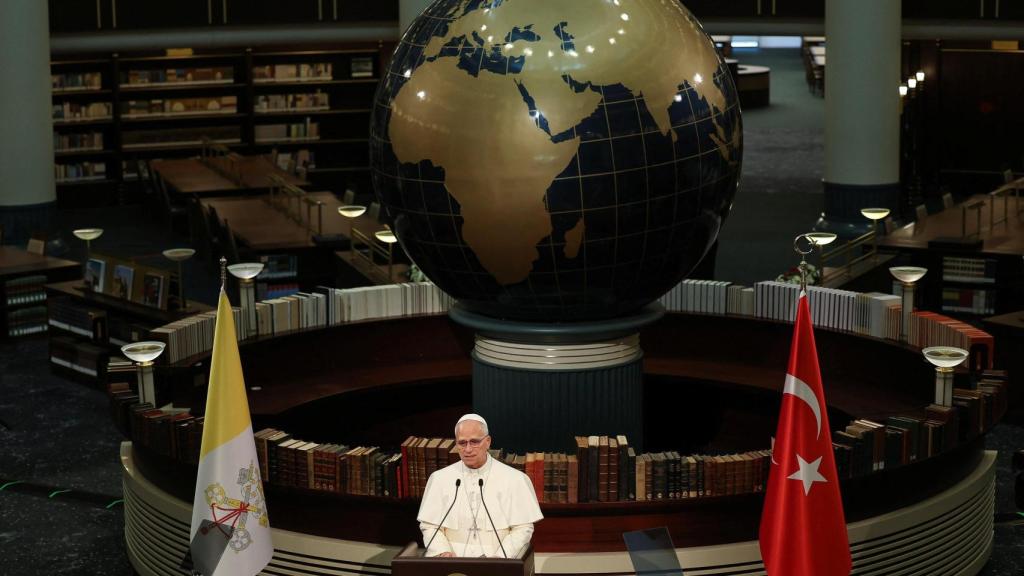 Papa Leão XIV discursa durante encontro com autoridades, sociedade civil e corpo diplomático na Biblioteca Nacional do Palácio Presidencial em Ancara.