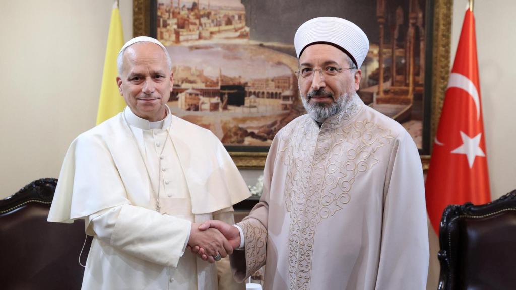 O Papa Leão XIV encontra-se com Safi Arpagus, diretor da Direção de Assuntos Religiosos da Turquia, durante a sua primeira viagem apostólica a Ancara.