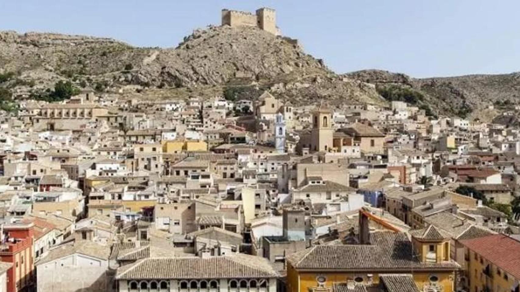 El castillo corona la localidad de Mula.