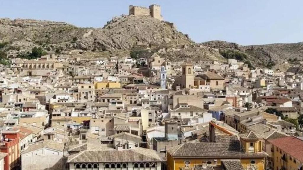 El castillo corona la localidad de Mula.