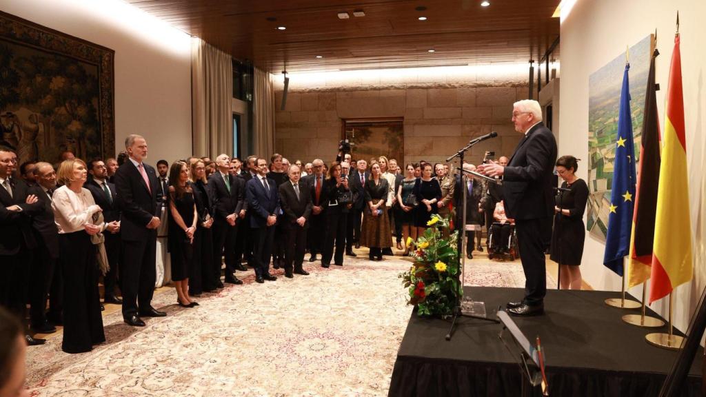 El presidente de Alemania pronunciando un discurso ante los reyes de España.