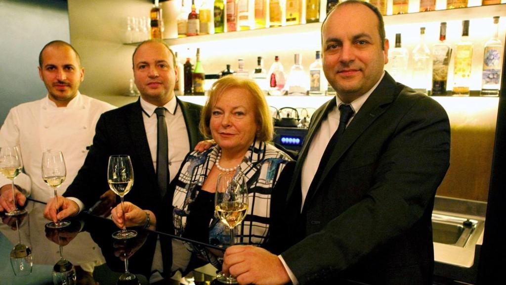 Los hermanos Castañé con su madre, Roser Daniel