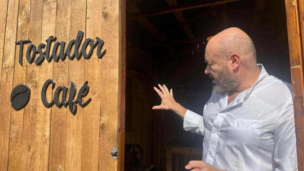 Andrés Torres a la entrada de su tostador de café.