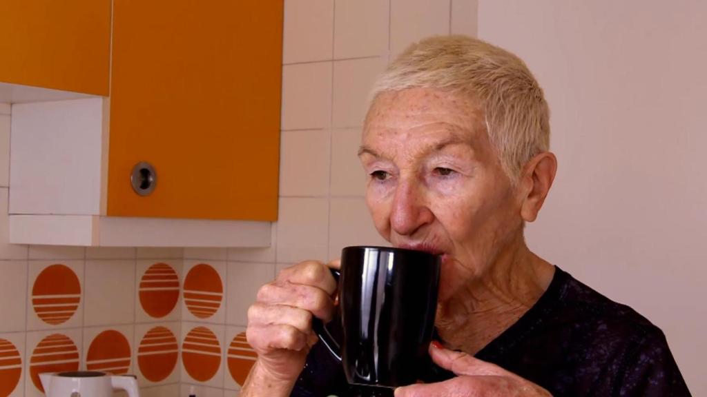 Mary Palmer toma a diario una infusión de manzanilla, cúrcuma, jengibre y una cucharadita de miel.