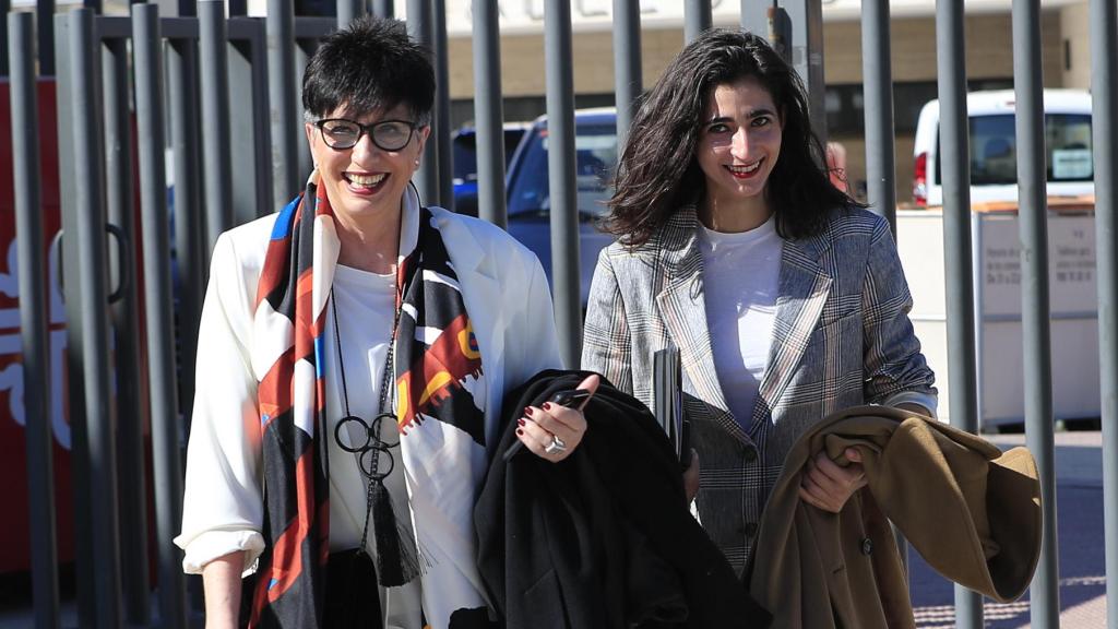 Ana Villa y Alba Flores en el bautizo del hijo de Elena Furiase.