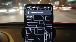 Imagen generada por Gemini que muestra el nuevo modo de ahorro de energía de Google Maps