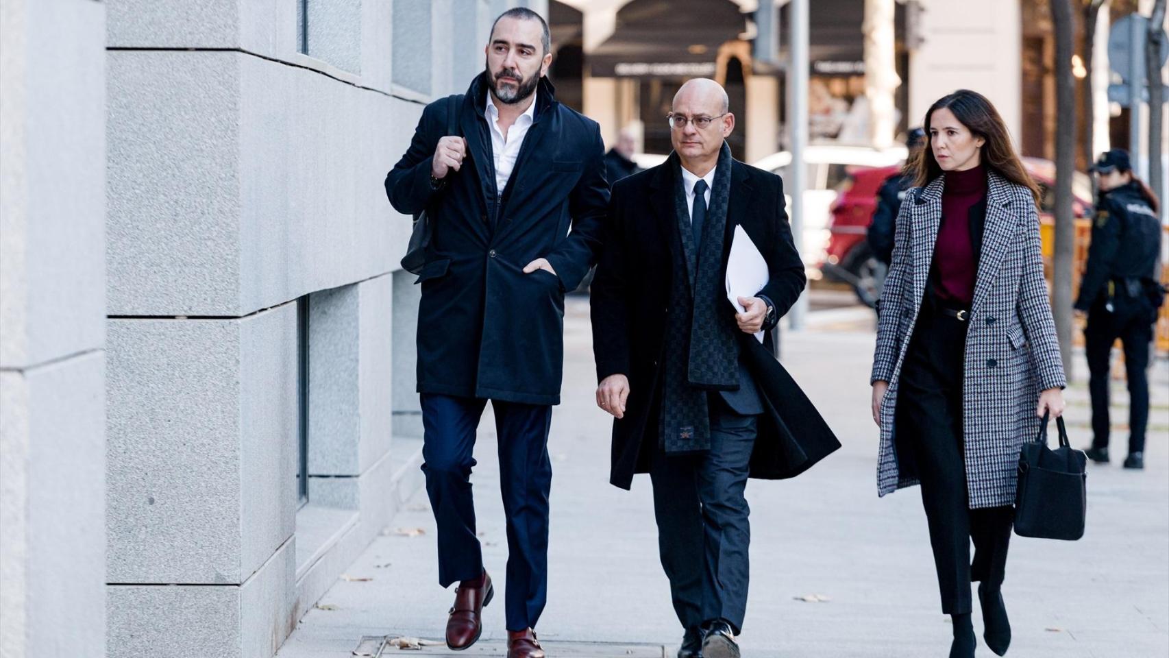 Víctor de Aldama este jueves junto a su abogado, José Antonio Choclán, a su llegada a la Audiencia Nacional.