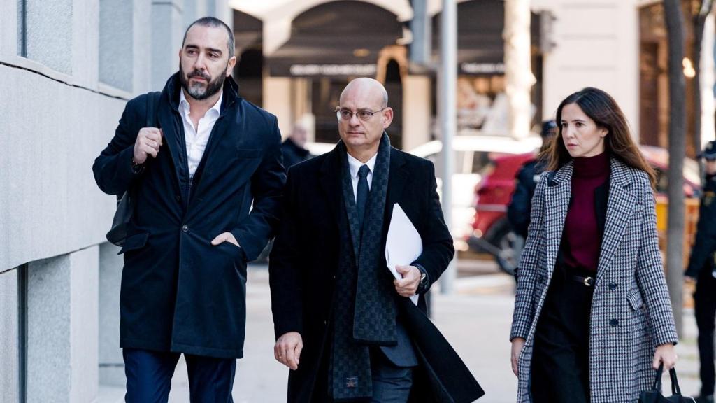 Víctor de Aldama este jueves junto a su abogado, José Antonio Choclán, a su llegada a la Audiencia Nacional.