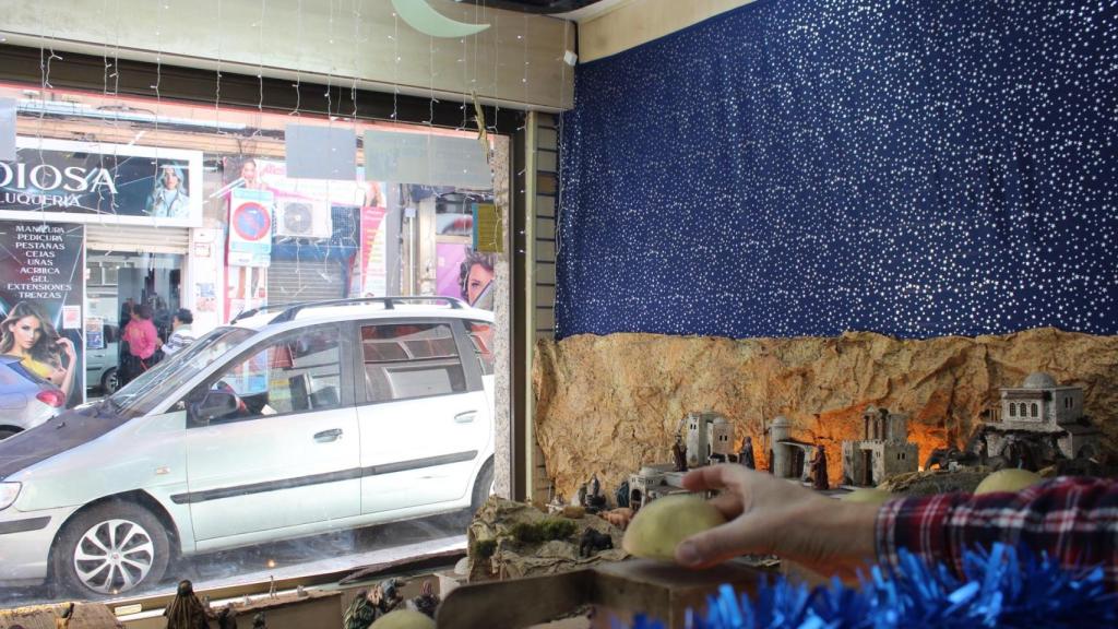 El belén está en el escaparate. Tiene algunos elementos hechos por Javi, como las bóvedas de los edificios.