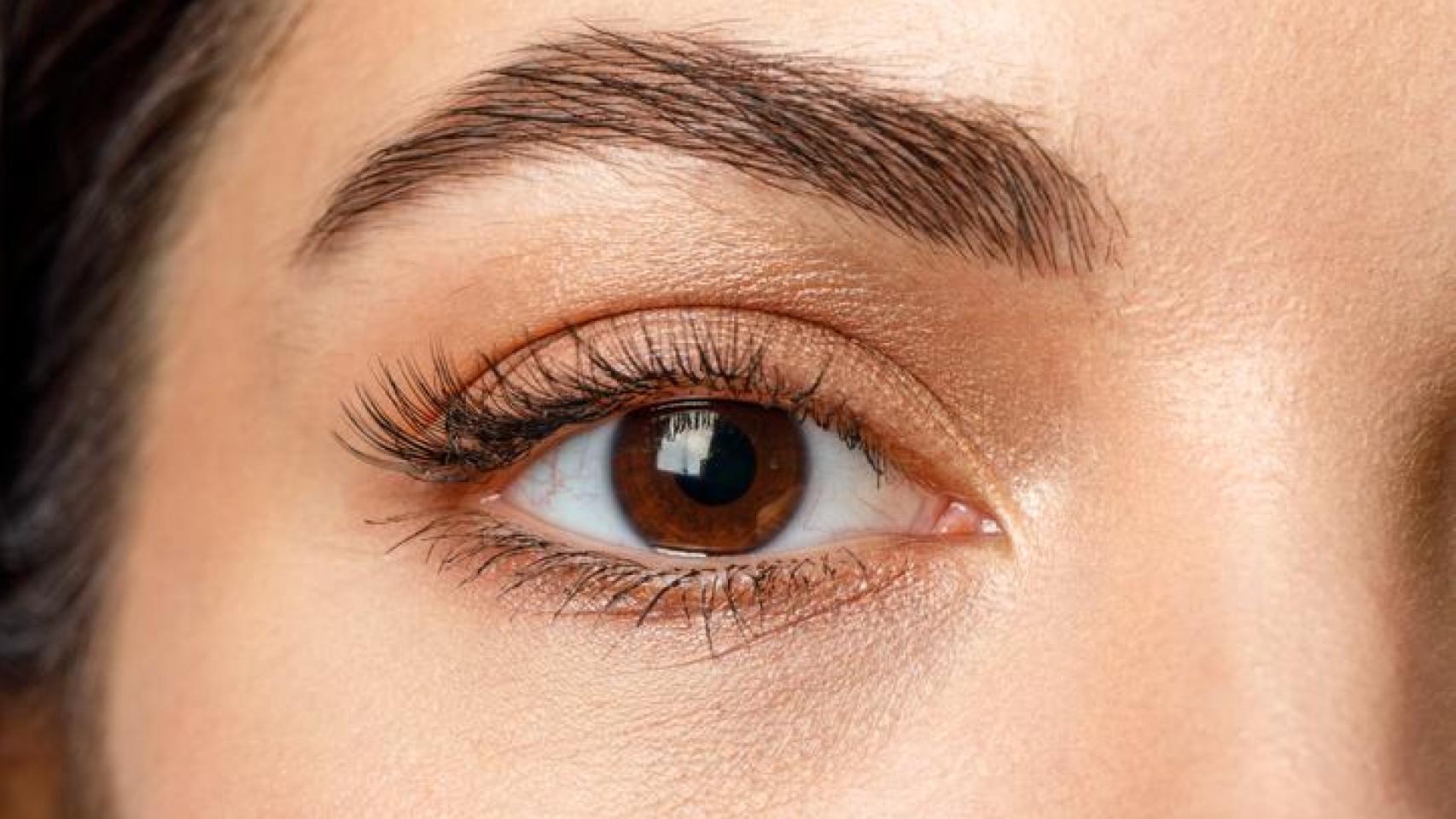 Primer plano de ojo marrón de mujer.