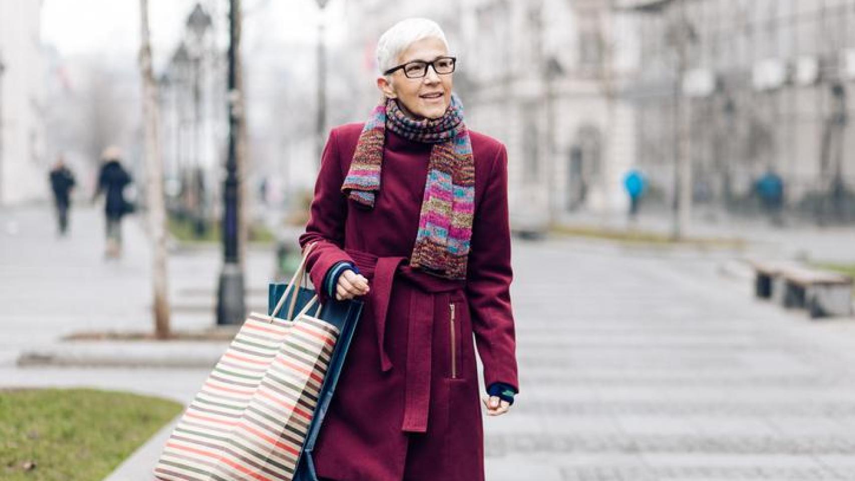 Mujer madura caminando por la ciudad.