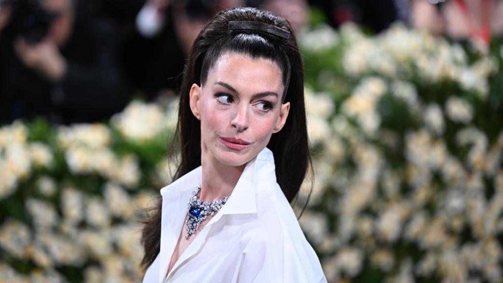 Anne Hathaway a su llegada a la gran cita de la moda.