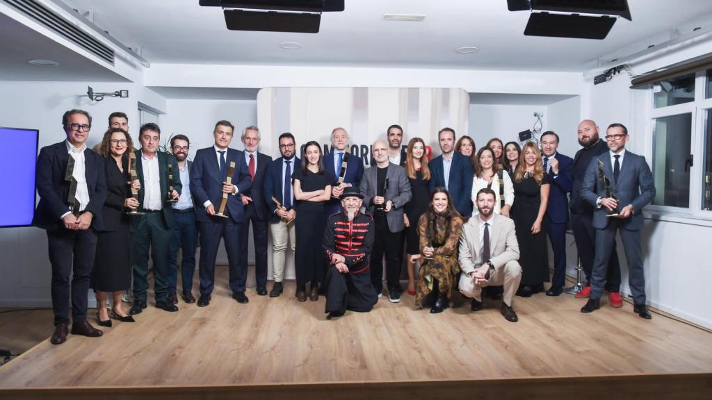 Foto de familia de los Premios PRNoticias, con el director del medio y los galardonados.