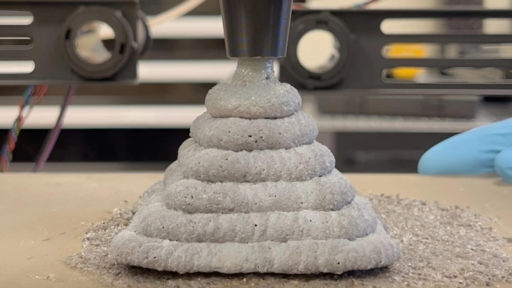 La boquilla de extrusión permite superponer capas del material con impresión 3D