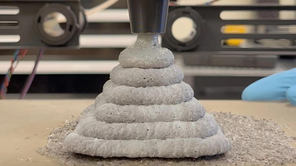 La boquilla de extrusión permite superponer capas del material con impresión 3D