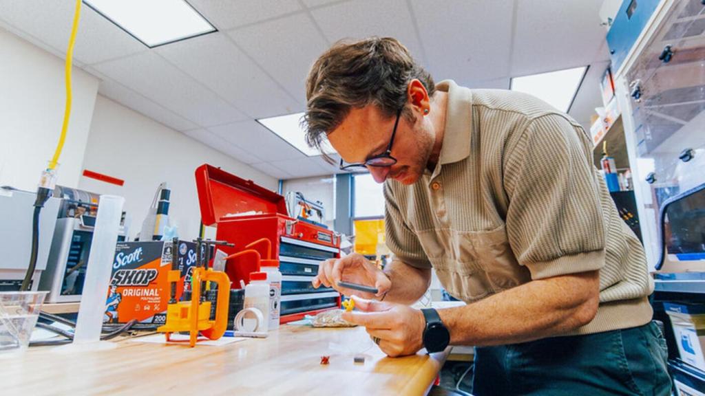 El profesor Devin Roach trabajando en su laboratorio de la Facultad de Ingeniería de la OSU